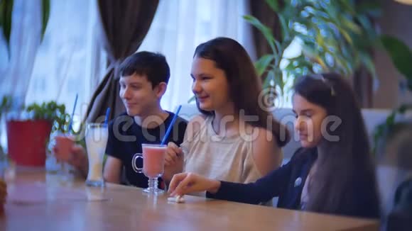 一群孩子在咖啡馆里喝奶昔青少年室内儿童咖啡馆慢视频娱乐室内欢乐视频的预览图
