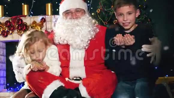 圣诞老人和孩子们围着装饰好的圣诞树希望视频的预览图