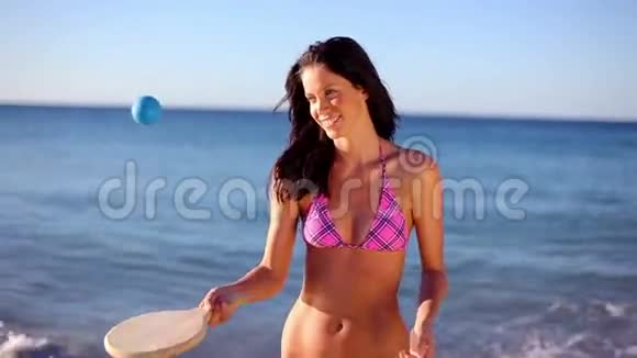 快乐的黑发女人玩桨视频的预览图