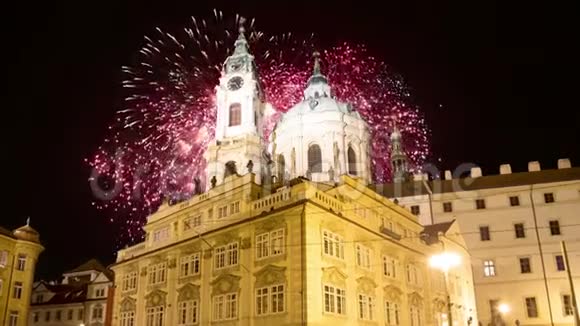 尼古拉斯教堂在马拉斯特拉纳或小边和假日烟火美丽的老布拉格捷克共和国夜景视频的预览图