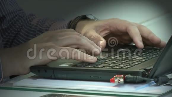 人在笔记本键盘上打字视频的预览图