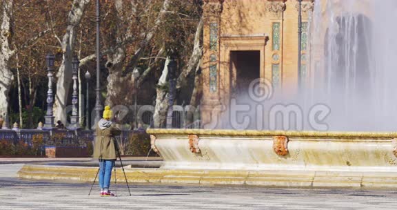 西班牙塞维利亚温泉广场喷泉女摄影师视频的预览图