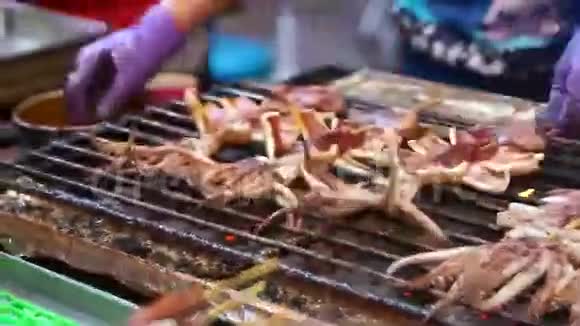 烧烤鱿鱼街头食品亚洲夜市视频的预览图