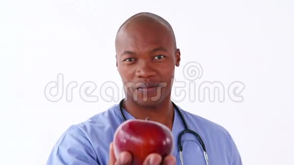 幸福的护士拿着一个红苹果视频的预览图