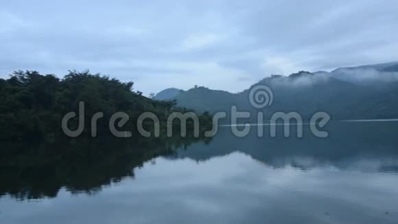 湖中云雾缭绕的山景视频的预览图