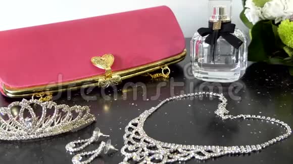 女式钱包手提包项链耳环和结婚饰物视频的预览图