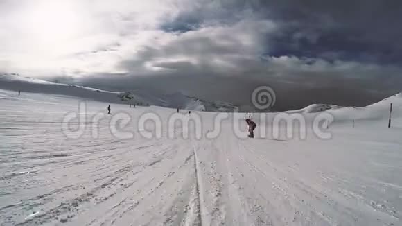 晴天滑雪休闲活动POV视频的预览图