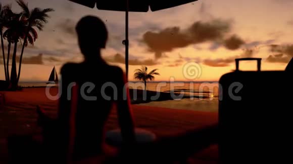 海滩上的女人日出时旅行的手提箱和游艇股票录像视频的预览图