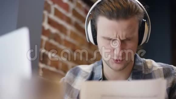 一位年轻的钢琴家或吉他手正试图在一个废弃的咖啡休息时间里谱写他的新歌视频的预览图