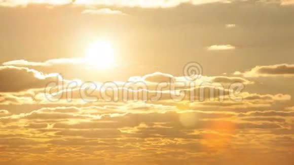 太阳在日落时漂浮在云层里视频的预览图
