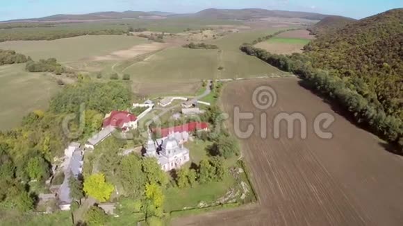 罗马尼亚多布罗加的乌斯皮尼亚修道院的空中景观视频的预览图