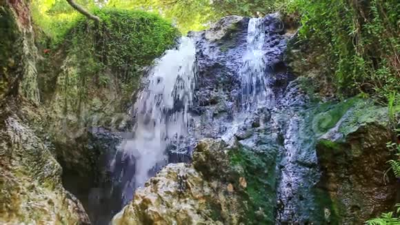 石间小山瀑布丛视频的预览图