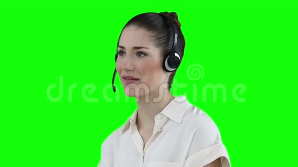 女人用耳机交流视频的预览图
