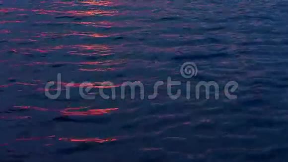 夜间水上的光波与来自视频的预览图