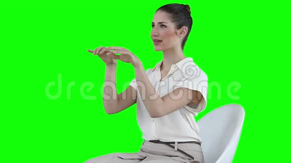 坐着的女商人在虚拟键盘上打字视频的预览图