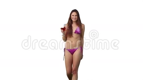 女人手里拿着饮料向前走视频的预览图