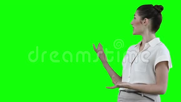 女商人用虚拟幻灯片做演讲视频的预览图