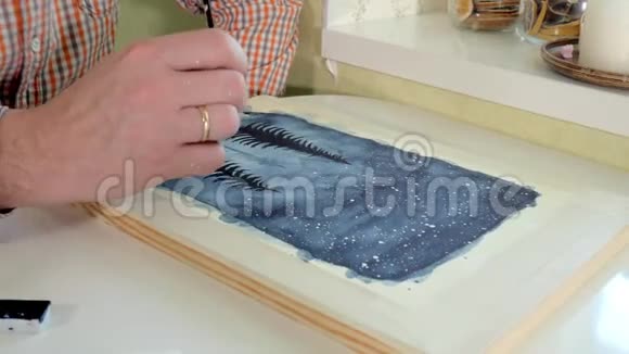 一家家庭工作室的近景中成人用彩色水彩颜料作画视频的预览图
