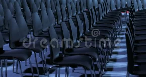 大型空会议厅为观众和观众提供一排座位视频的预览图