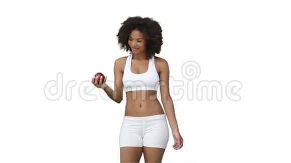 穿着训练服的女人把苹果扔上去视频的预览图