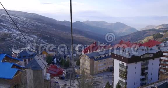 天光内华达山脉滑雪缆车乘坐全景4k西班牙视频的预览图