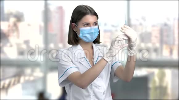 带医疗注射器的年轻护士视频的预览图