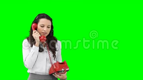 一个商务女性在红色电话上与某人交谈视频的预览图