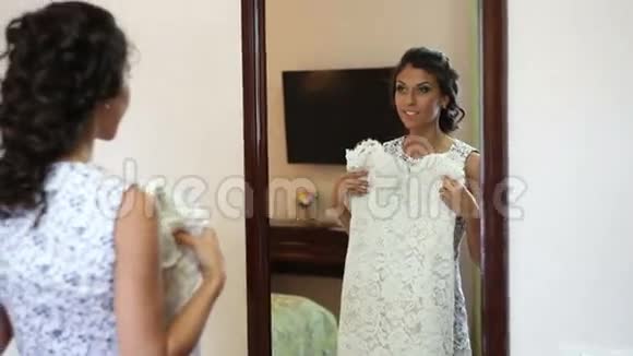 新娘在镜子前试穿婚纱视频的预览图