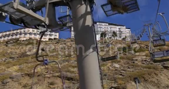 白天滑雪缆车骑上山初冬4k西班牙视频的预览图
