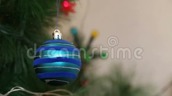 蓝色的球在圣诞树上摆动视频的预览图