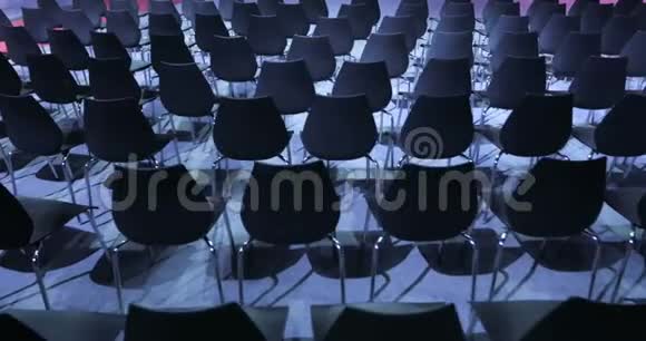 大型空会议厅为观众和观众提供一排座位视频的预览图