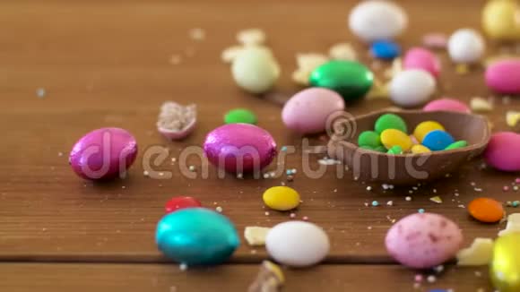 巧克力复活节彩蛋和桌上放糖果视频的预览图