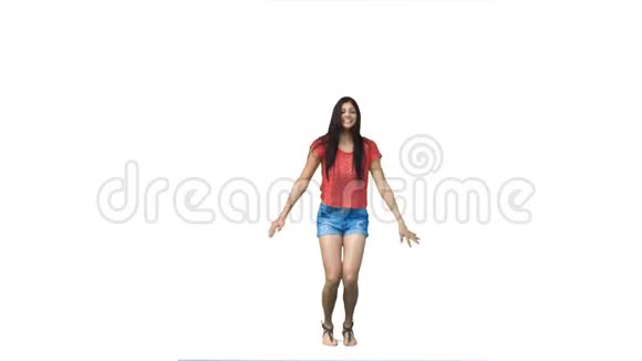 女人在做星星跳跃时动作缓慢视频的预览图