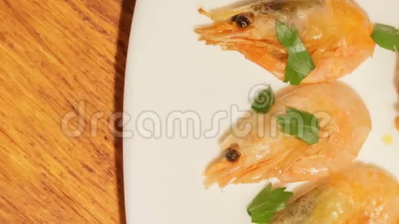 带虾的地中海米饭视频的预览图