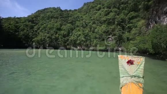 小船在礁湖中航行视频的预览图