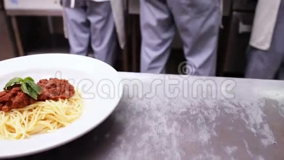 厨师端上两个餐盘视频的预览图