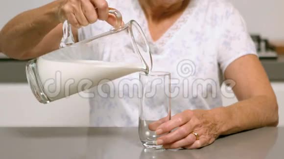 女人倒杯牛奶视频的预览图