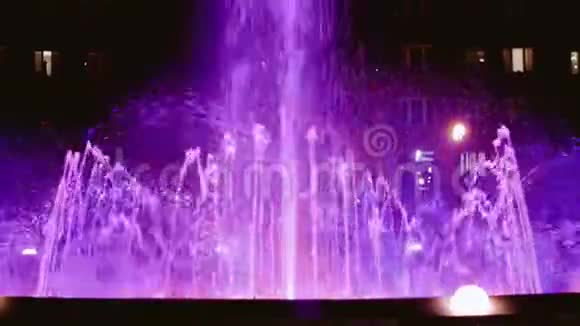 在夜晚广场上美丽的喷泉很漂亮的表演视频的预览图