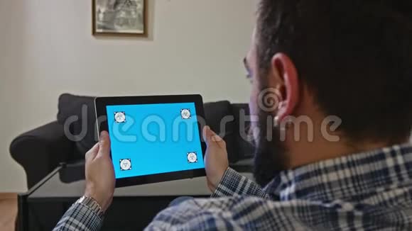 带有蓝色屏幕运动的数字平板电脑的人视频的预览图