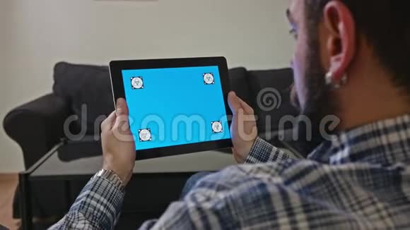 带有蓝色屏幕运动的数字平板电脑的人视频的预览图