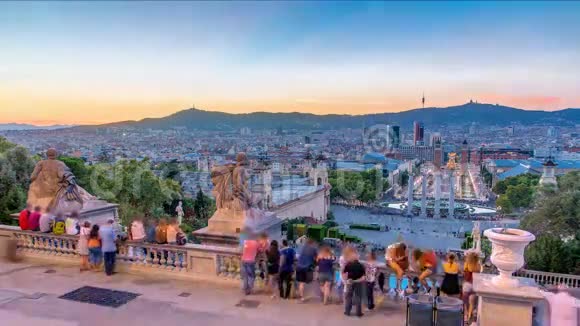 白天到晚上的时间从Montjuic到喷泉的城市景观视频的预览图