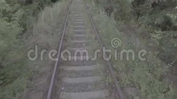 在靠近地面的铁路上空飞行视频的预览图