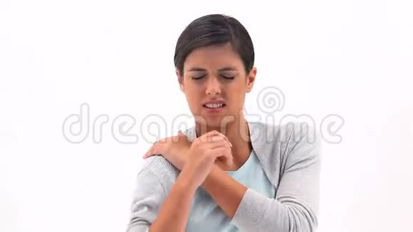 布鲁内特女人抱着她痛苦的肩膀视频的预览图