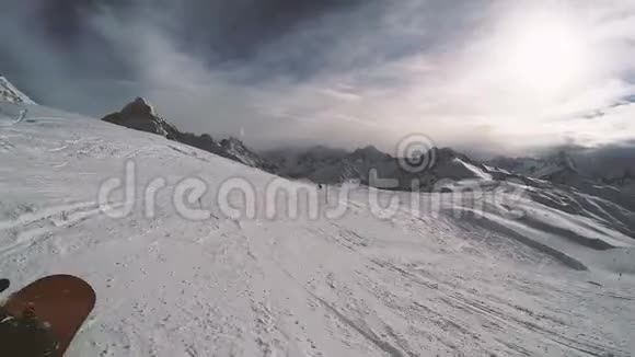 晴天滑雪休闲活动POV视频的预览图