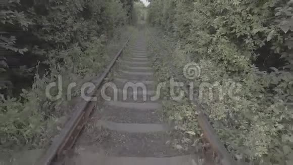在靠近地面的铁路上空飞行视频的预览图
