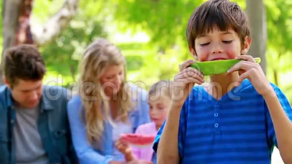 男孩和家人一起吃西瓜视频的预览图
