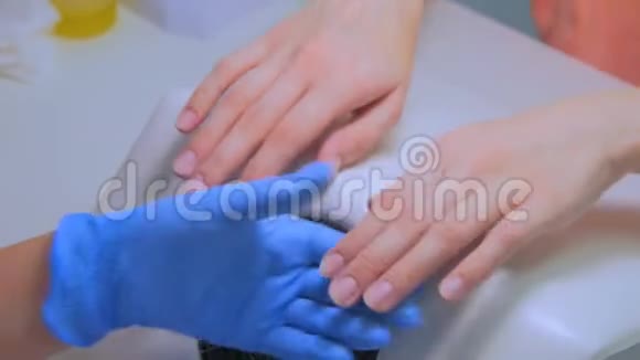 医生用指甲锉使病人的指甲成形视频的预览图