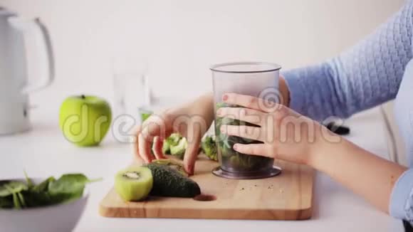 女人在家做蔬菜固体婴儿食品视频的预览图