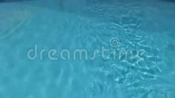 泳池男潜水股票录像视频的预览图
