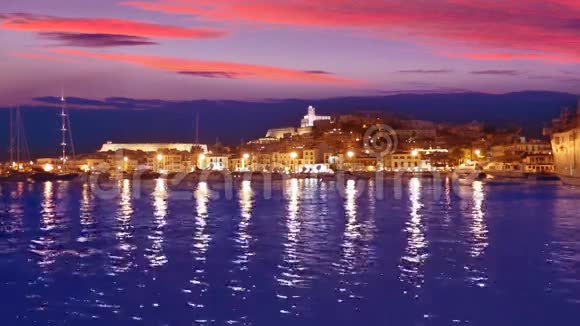 伊比萨埃维萨小镇日落地中海的巴利阿里群岛城市灯光反射视频的预览图